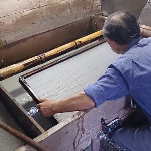 Façonnage des feuilles de papier washi