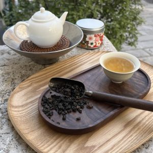 théière, tasse, cuillère pour le thé