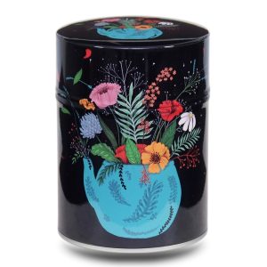 C-188-boite-the-illustree-C-fleurs-de-the Boite à thé en métal illustrée d'un bouquet multicolore dans un vase bleu sur fond