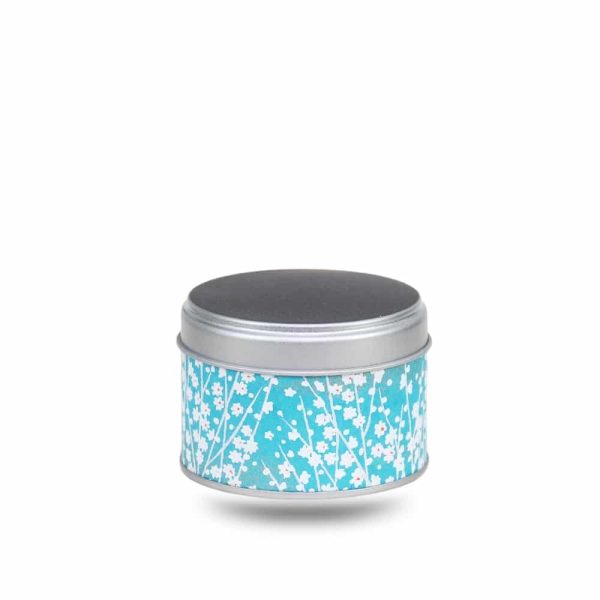 Petite boite a the en metal recouverte de papier washi bleu avec grappes de fleurs de cerisiers blanches
