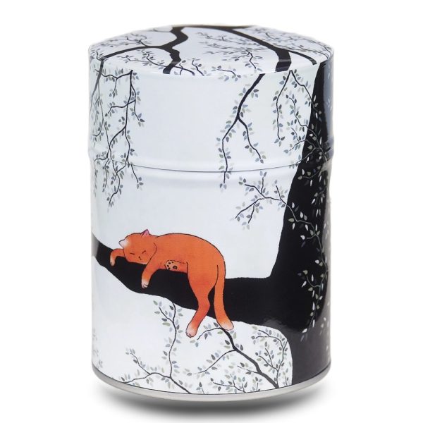 boites-the-illustree-C-la-sieste Boite à thé en métal illustrée d'un chat orange dormant sur un arbre noir, le tout sur un fond blanc