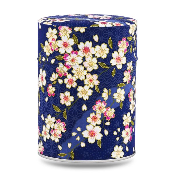 Boîte à thé artisanale Soshino 100 g, recouverte de papier washi bleu nuit aux fleurs de cerisier blanches et roses, couvercle assorti décoré.