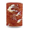 D-244-boite-the-washi-gobo Boîte à thé artisanale Gobo 100 g, recouverte de papier washi rouge vif décoré de vagues blanches et dorées, couvercle assorti décoré.