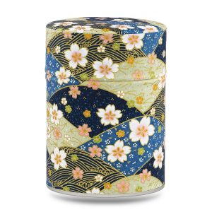 Boîte à thé artisanale Mihama 100 g, recouverte de papier washi bleu et vert kaki orné de fleurs blanches de sakura et éventails stylisés, couvercle décoré.