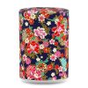 Boîte à thé artisanale Tamano 100 g, recouverte de papier washi bleu nuit décoré de fleurs multicolores et dorées, couvercle assorti décoré.