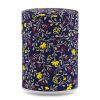 Boîte à thé artisanale Imabari 100 g, recouverte de papier washi bleu nuit aux motifs de fleurs jaunes et baies rouges, couvercle assorti décoré.