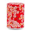 Boîte à thé artisanale Kihoku 100 g, recouverte de papier washi rouge vif aux fleurs de cerisier blanches rehaussées d’or, couvercle assorti décoré.