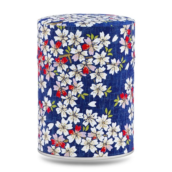 D-254-boite-the-washi-kawazu Boîte à thé artisanale Kawazu 100 g, recouverte de papier washi bleu nuit décoré de fleurs de cerisier blanches et petites touches rouges, couvercle assorti décoré.