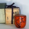 Natsume laqué rouge avec un motif de pruniers sous la lune