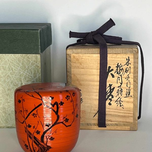 Natsume laqué rouge avec un motif de pruniers sous la lune