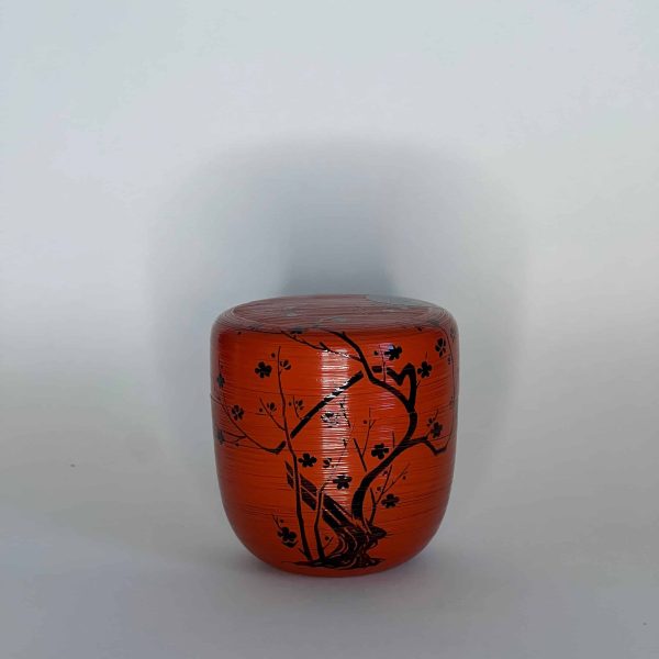 Natsume laqué rouge avec un motif de pruniers sous la lune