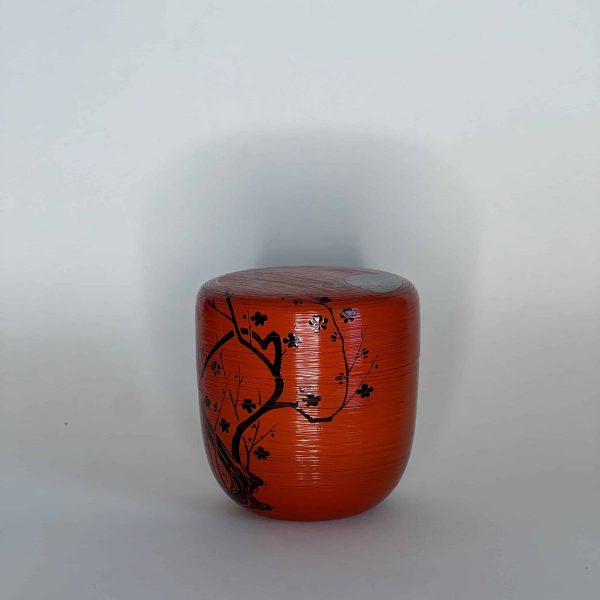 Natsume laqué rouge avec un motif de pruniers sous la lune
