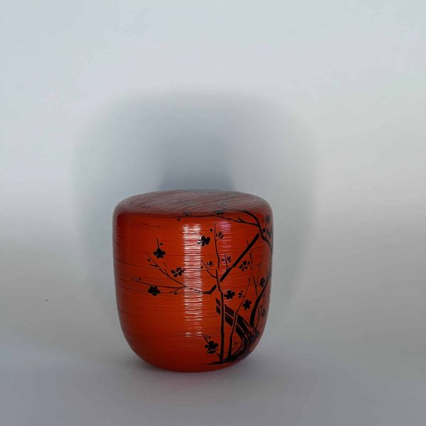 Natsume laqué rouge avec un motif de pruniers sous la lune
