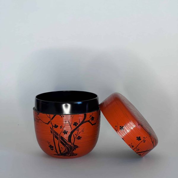 Natsume laqué rouge avec un motif de pruniers sous la lune