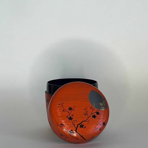 Natsume laqué rouge avec un motif de pruniers sous la lune