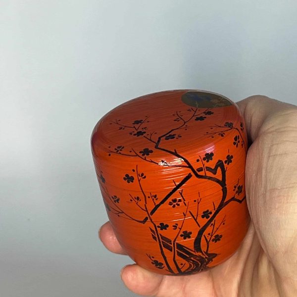 Natsume laqué rouge avec un motif de pruniers sous la lune