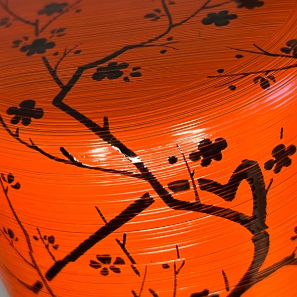 Natsume laqué rouge avec un motif de pruniers sous la lune